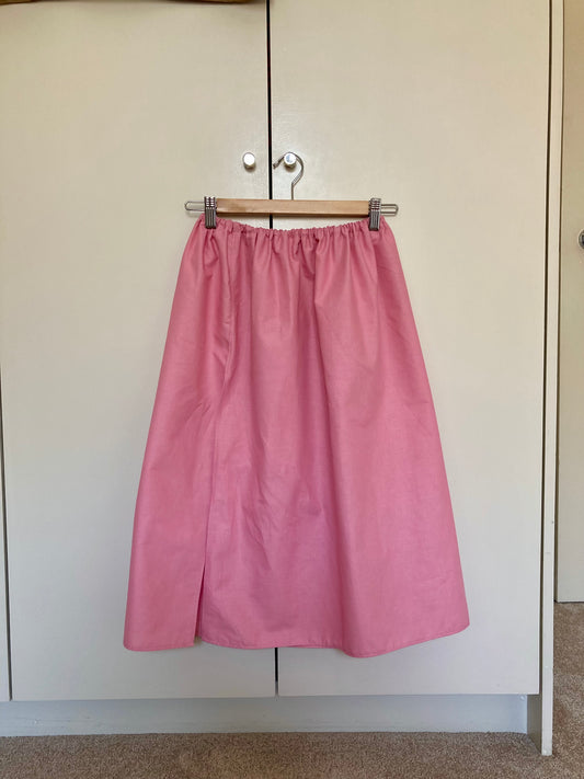 Medium-length slit skirt